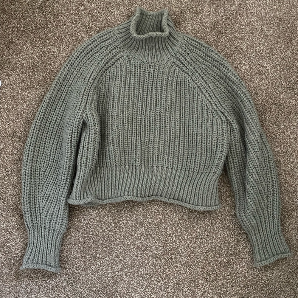 H&M green cropped turtleneck sweater